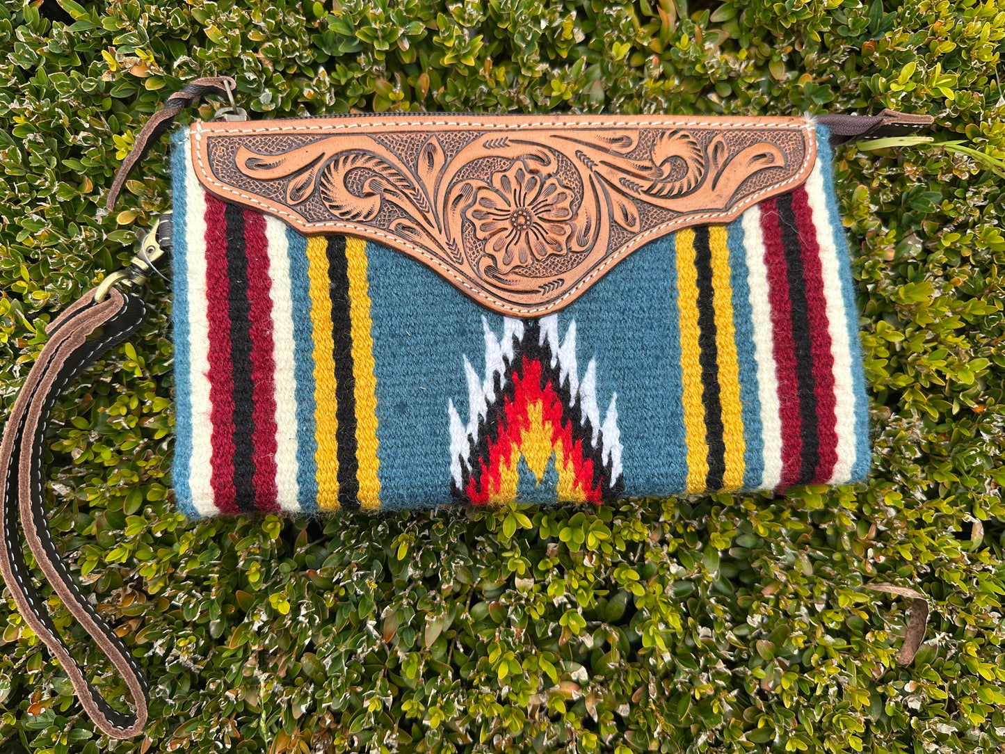 Saddle cloth clutch